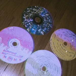 𝘊𝘋 - Aesthetic CD skivor skriv för hur mycket ni skulle köpa de för själv målade💕