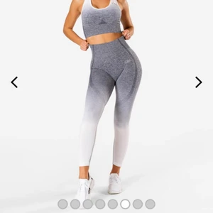 Träningsbyxor  - Super snygga träningsbyxor som inte kommer till användning och därför ja säljer! Använd 1/2 gg så är i väldigt bra skick, dom är också stretchiga💞🥰