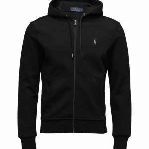  - Ralph Lauren dubble knit full zip hoodie i gott skick  men har används så har tvättats ett flertal gånger så inte nyskick. Inga fläckar, hål eller slitage men snöret till luvan saknas  Därav låga priset Storlek: S Nypris: 1.495kr pris: 450kr.
