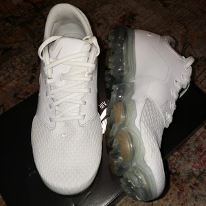 nike vapormax - Helt nya fina vita Nike vapormax, endast använda 1 gång, helt ren sula. Säljs då de ej passar mig, storleken är 6.5Y vilket motsvarar EU 39, (24,5 cm). Buda, passa på ✨