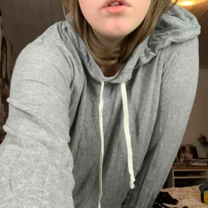  - Hoodie från Brandy Melville Väldigt strechig så passar stora som små, beroende på hur man vill ha passformen. Fri frakt 