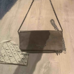  - Säljer nu min Zadig Voltaire i Rock Suede Grey, köpt på The Gallery i Helsingborg. Dustbag samt den långa och korta kedjan tillkommer. Frakten ligger på 63kr och skickas självklart spårbart. 