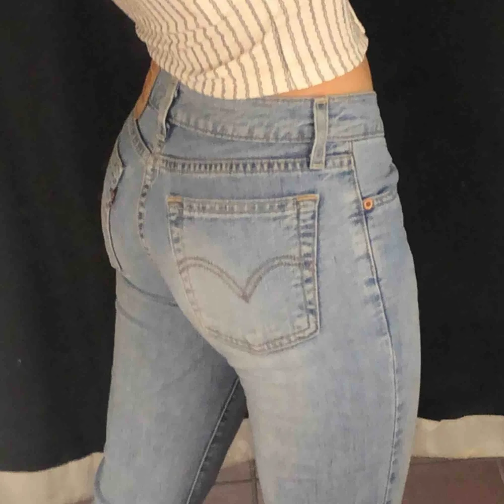 Jättesnygga och bekväma bootcut Levis jeans, ifall du vill ha flera bilder eller information så är det bara att kontakta mig!  Storlek: W26 L34 🥰🥰. Jeans & Byxor.