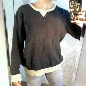  - Mörklblå sweatshirt med beigea muddar och halsringning. Passar dem flesta storlekar, snygg som lite oversized. Fri frakt! 