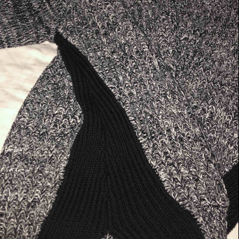 stickad långärmad tröja, svart och grå. . Tröjor & Koftor.