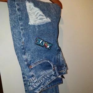  - Helt nya byxor med coola tags på & slitningar på benen.