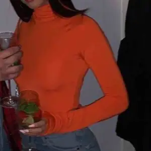 Polo Body i orange färg, frakt 42kr