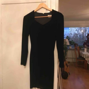 - Vacker sammetsklänning inköpt second hand. Svinsnygg passform. Passar mig i storlek S-M. Superfin! 😍 endast använd av mig 1 gång. 