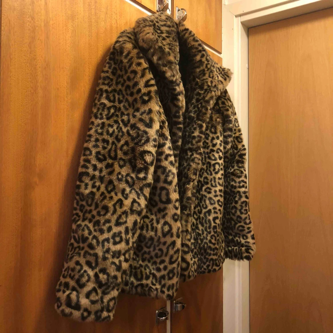 Pälsjacka i leopardmönster - 90