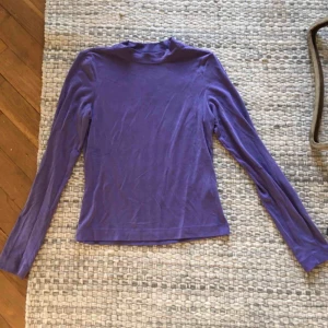  - Fin lila tröja i sjukt skönt material, använd fåtal gånger är därför i väldigt gott skick. Gillar den mycket men passar mig inte riktigt.   Frakt ingår ej i priset. Betala fraktkostnad (ca 50kr) eller möt upp i Sthlm. 