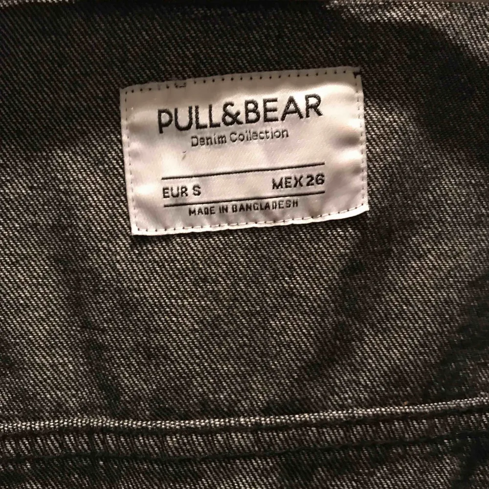 Avklippt svart jeansjacka. Färg: svart. Köpare står för frakt💘. Jackor.