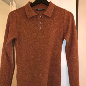  - Rostbrun glittrig top från Gina tricot. Stretchig och supermjuk. Storlek S men passar nog även xs och m. 