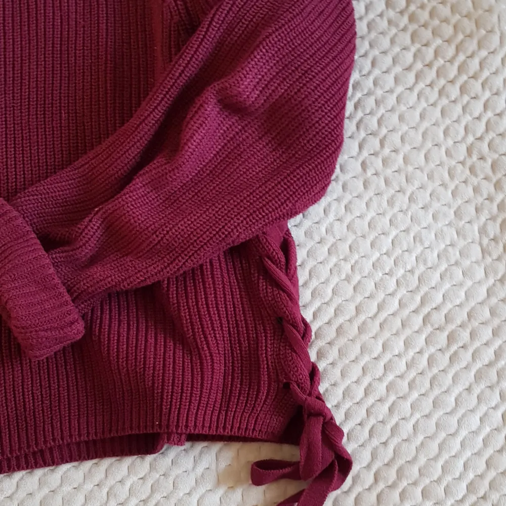 Tröja i burgundy med fin detalj. Köparen står för frakt. Jag har M, sitter väldigt snyggt lite oversize. Tröjor & Koftor.