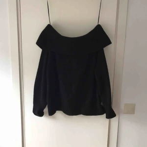  - Stickad off shoulder tröja från HM. Använd men i bra skick. Frakt tillkommer!