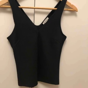  - Jätte snyggt V-ringat ribbat linne i superbra skick.  Inte använt ofta, säljer för att det inte kommer till användning. Priset kan diskuteras men köparen står för frakt. 