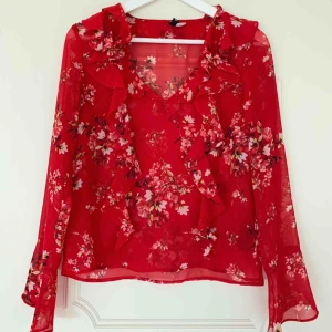  - Långärmad blus i röd. Använd, men i bra skick! Frakt tillkommer  Pris kan alltid diskuteras 