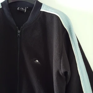  - Vintage Quiksilver fleecejacka i fint skick. Storek S men upplever den lite oversize. Fraktkostnad blir 79kr.