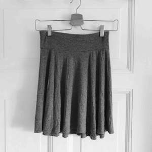 Söt kjol, som är sparsamt använd och passar alla årstider. Säljer kjolen för att den inte längre passar mig.  Frakt ingår i priset💚🍀🍃
