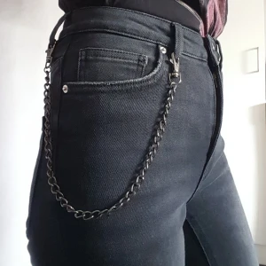  - Byxkedja i mörkgrå, nästan svart färg. Går att använda som halsband med om man skulle vilja. Fraktkostnad blir 18kr.