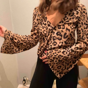  - Snygg blus från Erica Kvam X Nelly kollektionen Storlek XS