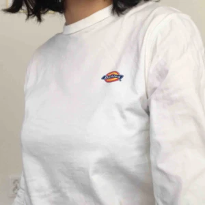  - En vit dickies tröja! Köpt för 390kr. Står XS p.g.a. killstorlek fast den passar mig som är S.