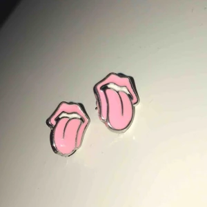  - As balla öronhängen, från glitter! Väldigt gamla men har används fåtal gånger.  Buda från 15kr!!