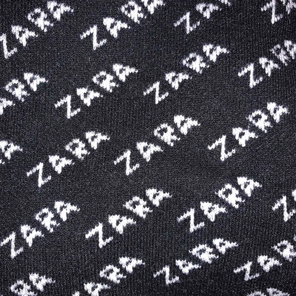 En tröja från Zara i storlek M. Nästan aldrig använd. Kan skickas mot frakt eller mötas upp i Falun 🥰🥰. Tröjor & Koftor.