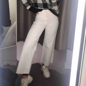  - Oanvända jeans ! Säljer pga att jag aldrig kommer använda dem! 🌟 frakt kan diskuteras!