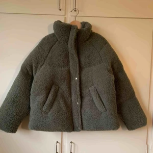  - Skitmysig jacka i Teddy material från asos! Säljer jackan för att den var inte riktigt min stil så den är aldrig använd och kosta lite över 600 nypris. Köparen betalar frakt 🤠😇