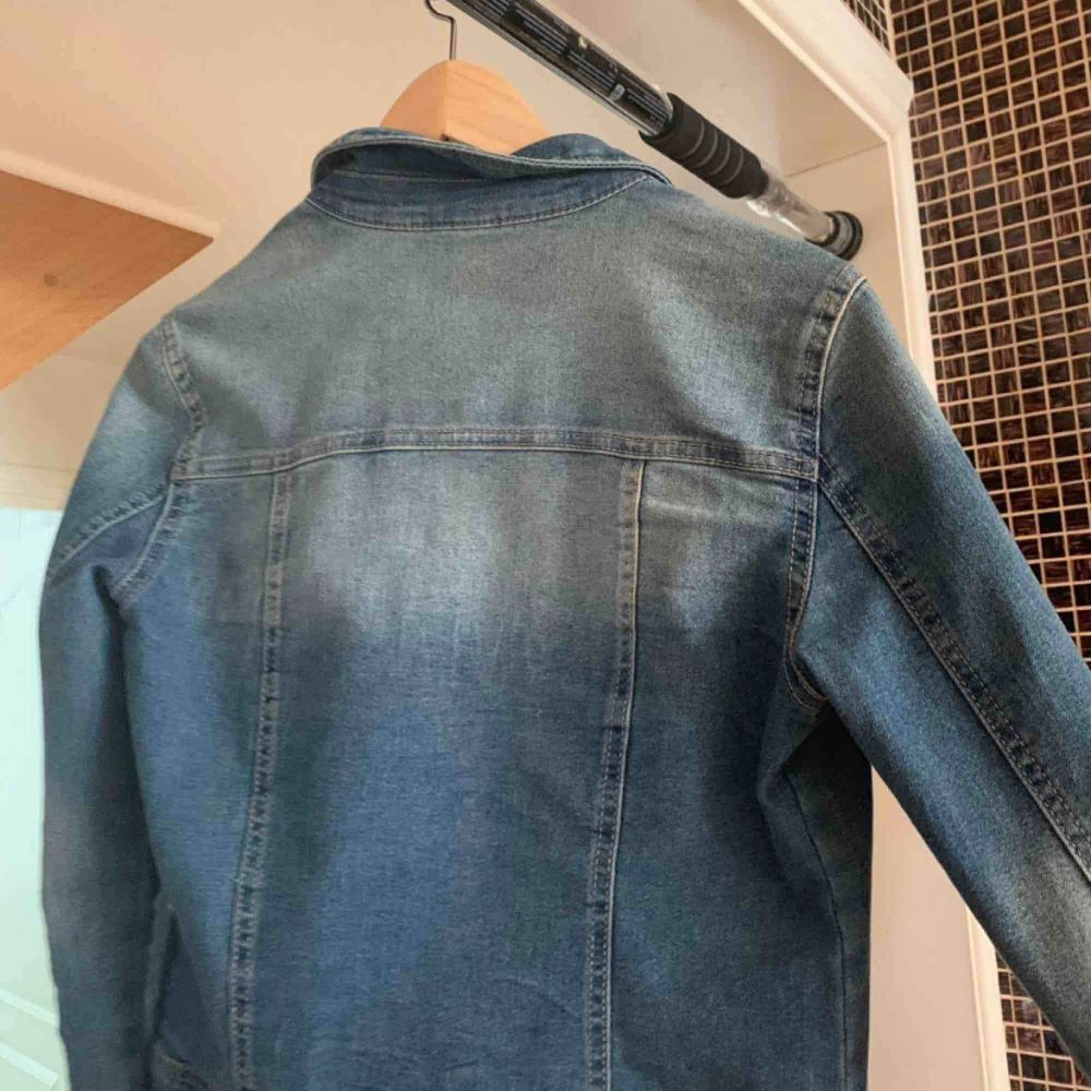 Jätte snygg Jeans jacka från ONLY i gott skick:) knappt använd säljes pga för liten storlek . Jackor.