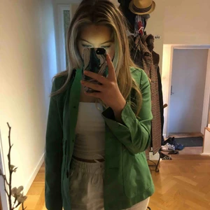  - Kort, tunn, kappa med stora svarta knappar köpt på second hand i New York💗