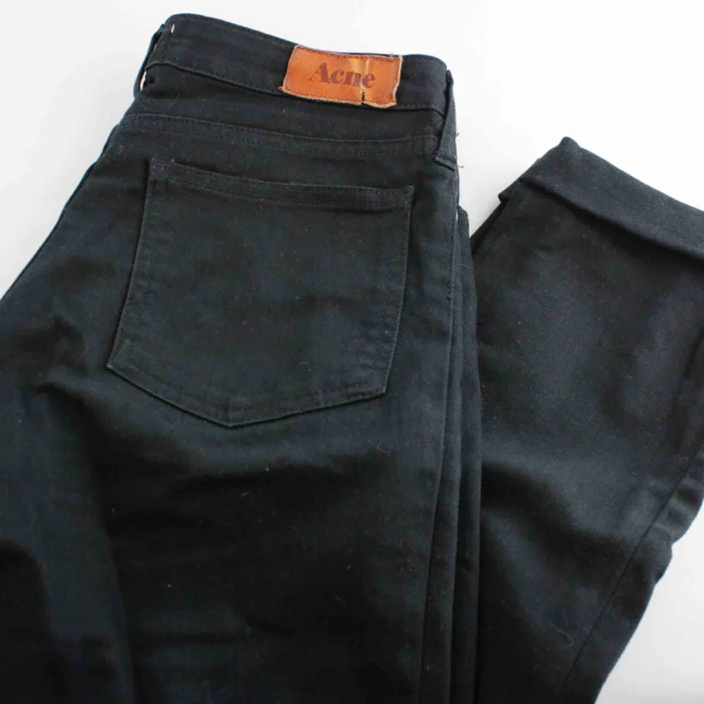 Svarta jeans från acne, avklippta. Storlek 28/34 men skulle säga att längden är 32 nu. Modell Kex Wet black. Finns I Åre men kan även skickas mot fraktkostnad. Jeans & Byxor.