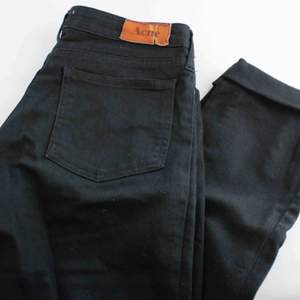 Svarta jeans från acne, avklippta. Storlek 28/34 men skulle säga att längden är 32 nu. Modell Kex Wet black. Finns I Åre men kan även skickas mot fraktkostnad