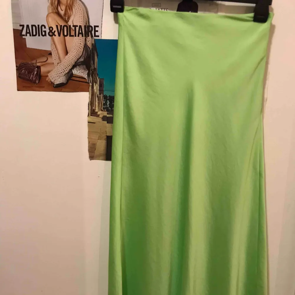 Jättefin neongrön silkes kjol!! Så trendig🤣😱🥳helt oanvänd då jag har likande kjolar!! Köpte denna goding i somras i Spanien på bershka! . Kjolar.