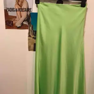 Jättefin neongrön silkes kjol!! Så trendig🤣😱🥳helt oanvänd då jag har likande kjolar!! Köpte denna goding i somras i Spanien på bershka! 