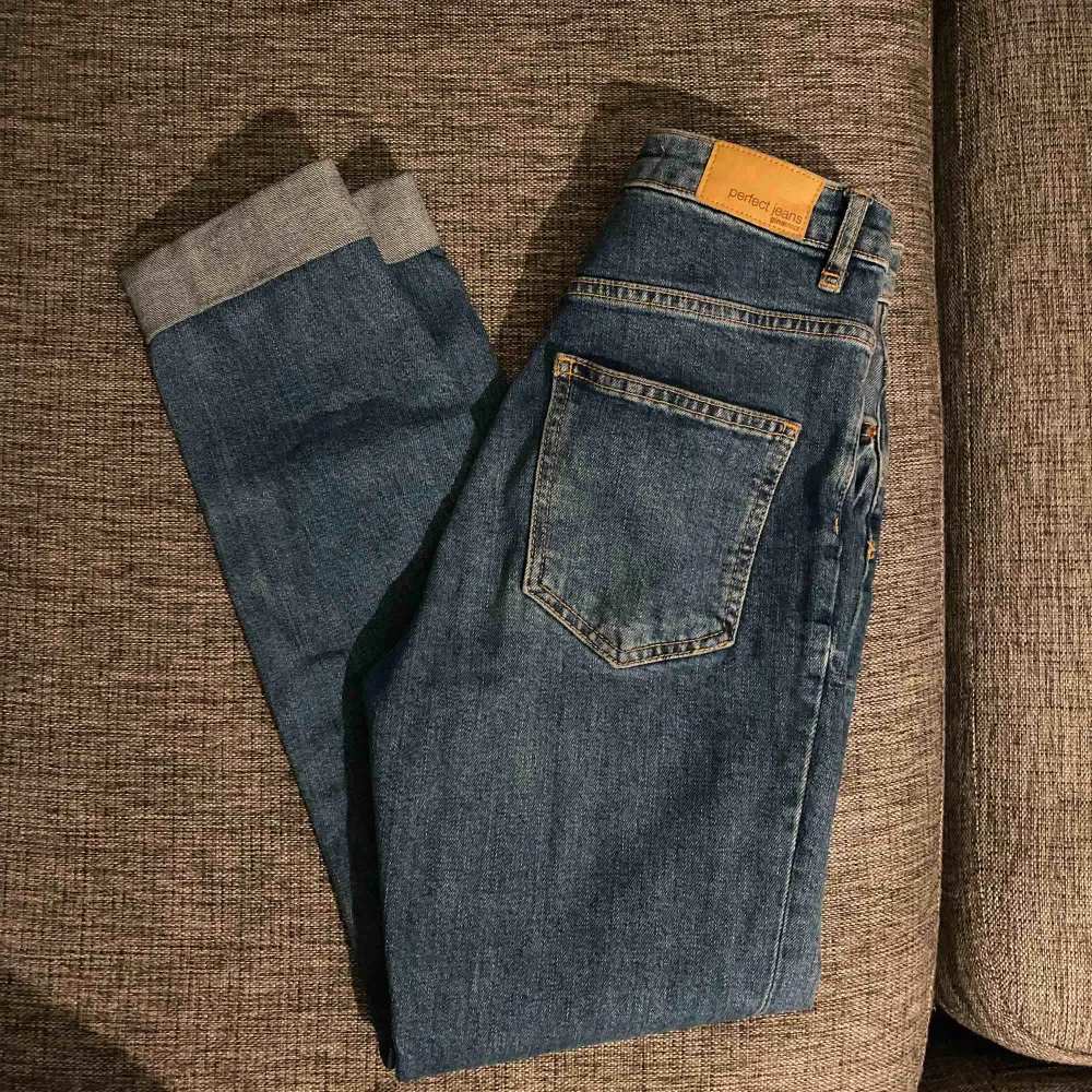 Säljer nu mina fina momjeans från Gina (leah) pågrund av att jag växt ur dom, sitter högt i midjan och formar rumpan bra🌸. Jeans & Byxor.