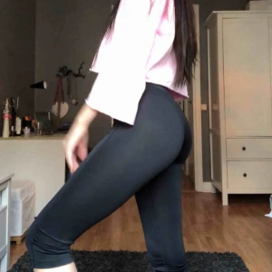  - trekvarts träningsbyxor från soc, väldigt sparsamt använda. fraktar inte, möts upp i stockholm🌟