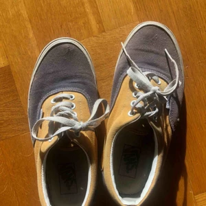 Gula & lila Vans  - Lila & gula vans, köparen står för frakt om man inte kan mötas upp!