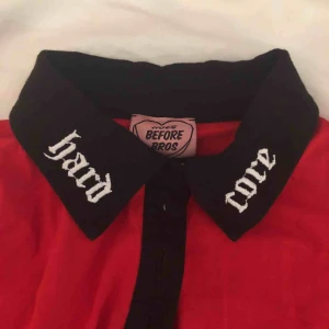  - Köpt här men inte kommit till användning. Står ingen storlek men skulle gissa att den passar XS-M. Den är ganska bred men kort. 