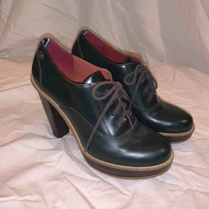  - Tommy Hilfiger-klackar i mycket gott skick, storlek 40, mörkt olivgröna