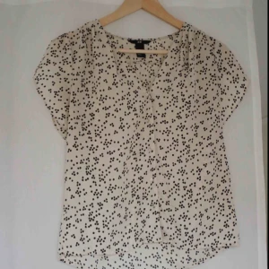  - Fin prickig blus! Köparen betalar frakten! 💫 Storlek 36.