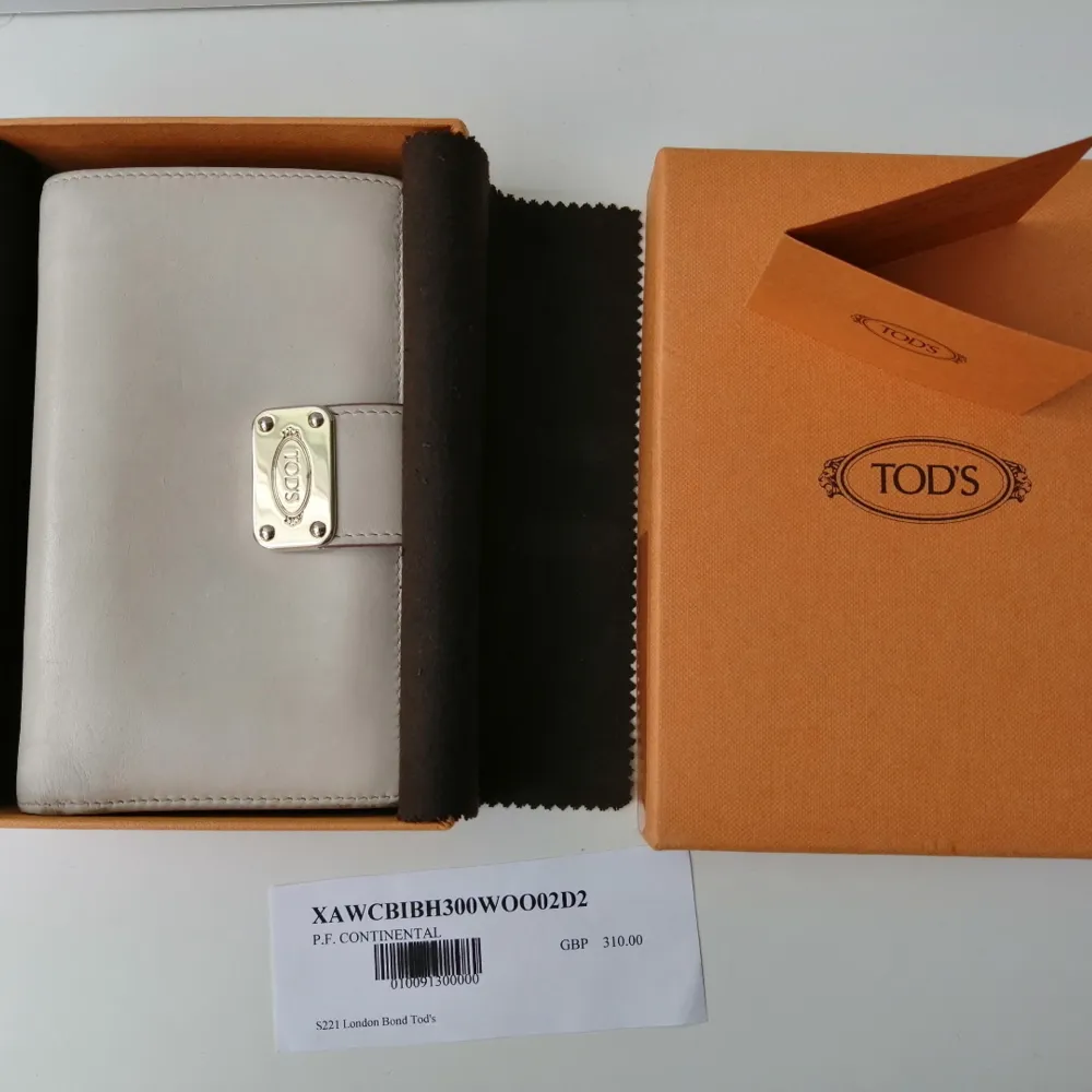 Tod's purse, very good condition, box, authentic, color beige, size 15x9cm, write me for more info and pics 🙂                                            delivery to USA, Canada and Australia No return. Accessoarer.