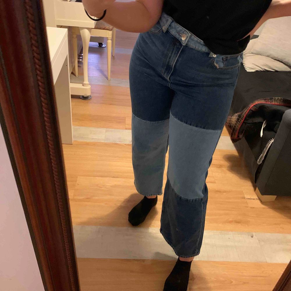 Ascoola jeans köpa på Monki. Använda 2 gånger och i fint skick. Lite kortare i modellen men passar bra på mig som är runt 168 cm. Köpare står för frakt ✨. Jeans & Byxor.