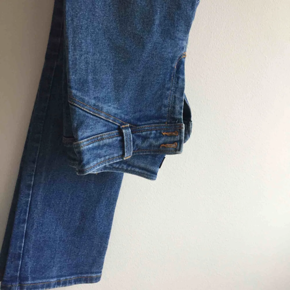 Supersnygga högmidjade jeans från Filippa K. Retro! Köpare står för frakt eller så möts vi på söder💎. Jeans & Byxor.