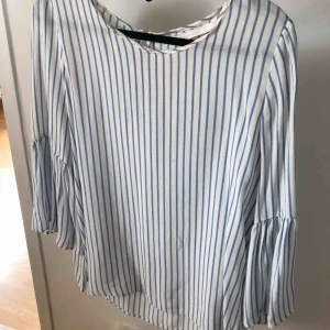  - Säljer vit/blå blus från ZARA, aldrig använd, endast provad. Storlek S, Nypris 400:- 