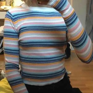  - En tajtare, ribbad tröja från Bik Bok. Använd men i riktigt gott skick. Frakt tillkommer!🧡