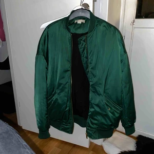  - Grön bomberjacka från hm. Står strlk 34 men den är stoooor på mig som är 167. Tjockare foder funkar under vintern med en tjocktröja. Möts upp i Stockholm eller så står köparen för frakt