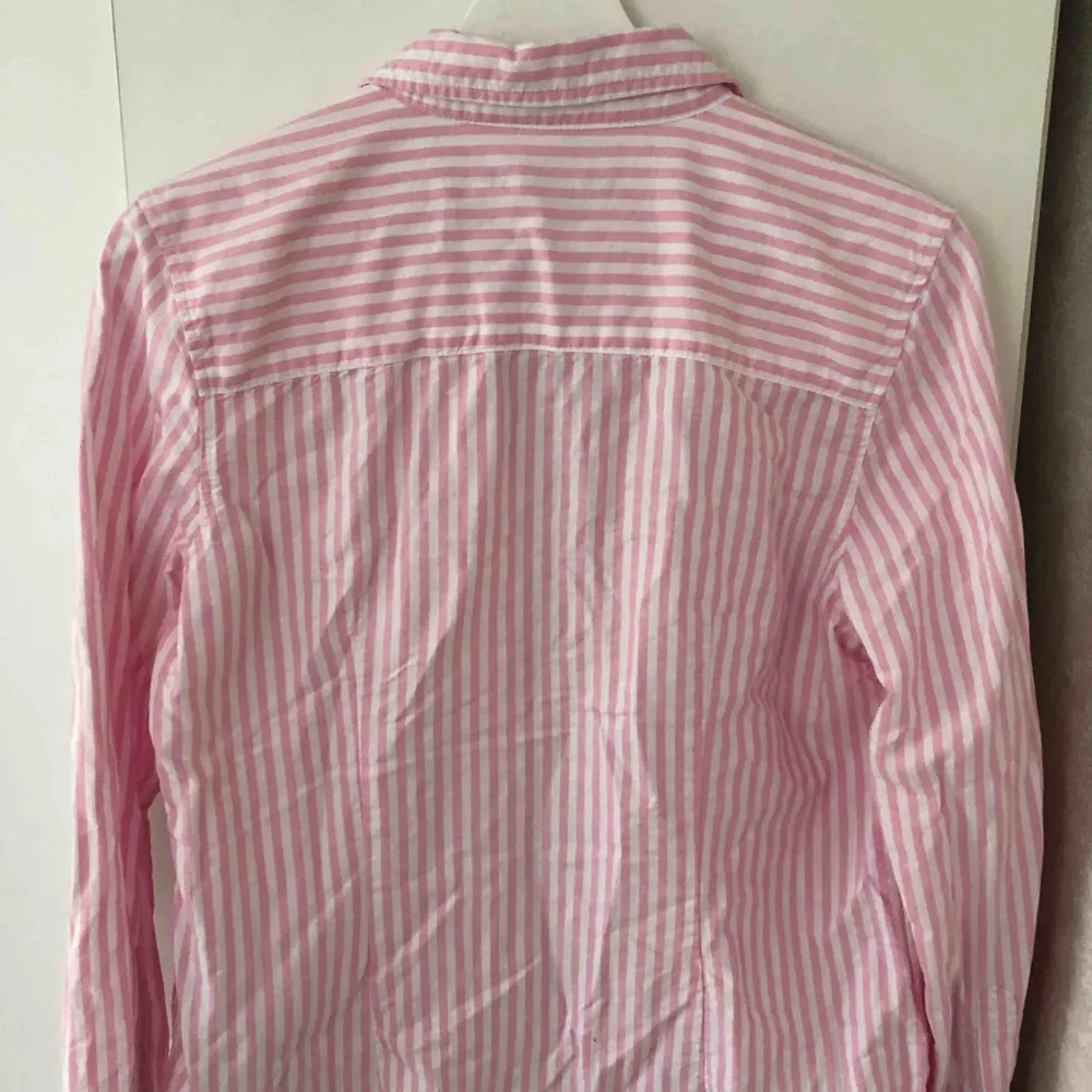 rosa/vit randig skjorta från Gina tricot i storlek 36. Fint skick. Frakt tillkommer.. Skjortor.