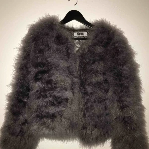  - Jättefin grå fjäderjacka med äkta fjäder från Dennis maglic🥰 Nästan helt oanvänd så den är fortfarande som ny! Köparen står för frakt annars kan jag mötas upp i Stockholm☺️ 