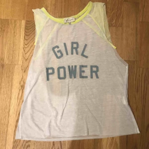  - Tunn top fr Reserved med Girlpower- text  Köparen står för frakt